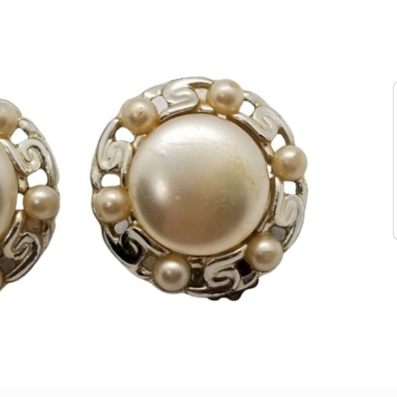 LISNER VINTAGE GOLDTONED & FAUX PEARL BUTTON STYLE CLIP ON EARRINGS - Picture 3 of 6